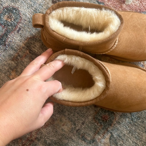 BRAND NEW low boot UGGs never worn size 8 does not come with box. - Picture 5 of 5
